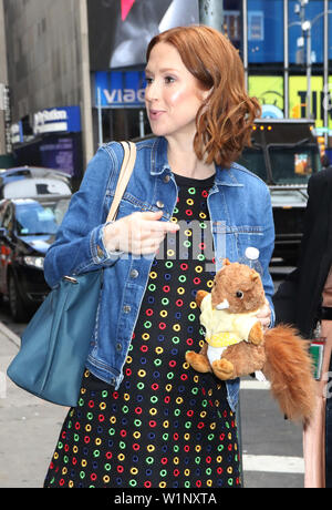 NEW YORK, NY-Juli 03. Ellie Kemper gesehen nach einem Auftritt auf Good Morning America ihr neues Buch meine Eichhörnchen Tage Förderung am Juli 03, 2019 in New York City. Credit: RW/MediaPunch Stockfoto