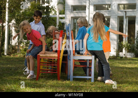 Kinder spielen Musical Chairs, Geburtstag der Kinder Stockfoto