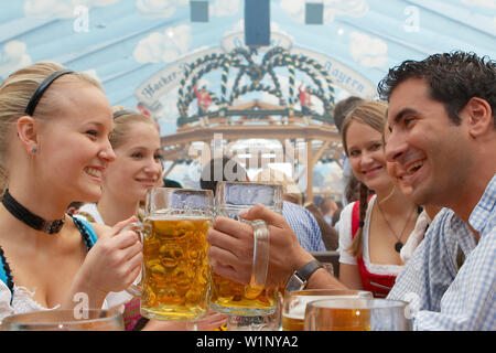 Junge Leute Spaß während des Oktoberfestes, München, Bayern, Deutschland in Stockfoto