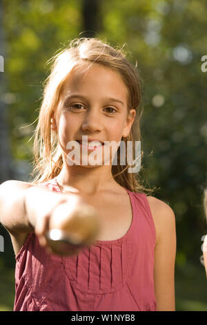 Mädchen, dass einen Löffel mit einem Ei, Kinder Geburtstag Stockfoto