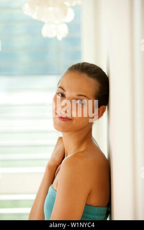 Junge Frau lächelt in die Kamera, Porträt, Wien, Österreich Stockfoto