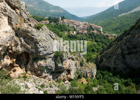 Blick auf die Berge Dorf Anversa degli Abruzzi Stockfoto