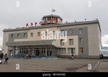 Yelizovo, Russland - 06. Oktober 2014: Blick auf die Petropawlowsk-kamtschatski Flughafen Gebäude, der einzige Flughafen auf der Halbinsel Kamtschatka. Stockfoto