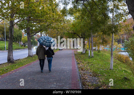 Petropawlowsk-kamtschatski, Russland - 05. Oktober 2014: Menschen auf Die Allee im Park von Lenin Street. Blätter im Herbst Farben. Stockfoto