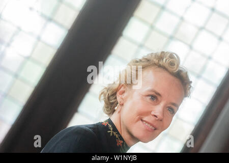 03 Juli 2019, Nordrhein-Westfalen, Solingen: Katja Riemann, Schauspielerin, schießt die dreiteilige ARD-Film "Unsere wunderbaren Jahre" zusammen. Basierend auf dem gleichnamigen Roman von Peter Prange, die multi-part" Unsere wunderbaren Jahre" erzählt die Geschichte einer Familie, die in der Nachkriegszeit in Deutschland und während des Wirtschaftswunders in Altena im Sauerland, sind auf der Suche nach sich selbst und ihre mögliche Perspektiven in Deutschland. Foto: Rolf Vennenbernd/dpa Stockfoto