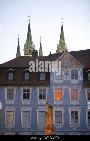 Kunigunde Statue, Kathedrale im Hintergrund, Bamberg, Oberfranken, Bayern, Deutschland Stockfoto