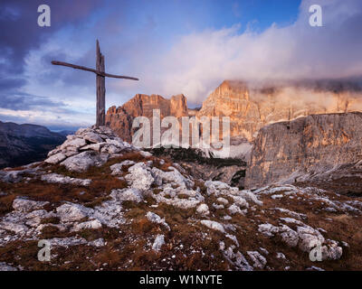 Soldaten Grab in den Dolomiten über den Passo Valparola mit dramatischen Beleuchtung über den Zimes de Fanes, Belluno, Italien Stockfoto