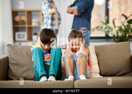 Traurige Kinder und Eltern zu Hause Streit Stockfoto