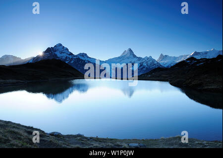 Sonnenaufgang über dem Bachsee mit Wetterhorn, Lauteraarhorn, Schreckhorn, Finsteraarhorn und Fiescherhorn, See Bachsee, Grindelwald, UNESCO-Herit Stockfoto