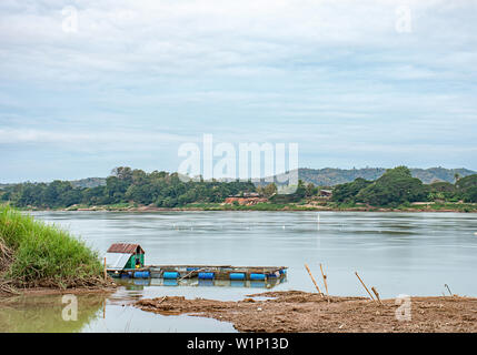 Das Floß schwimmende Fischzucht und Sky auf dem Mekong Fluss in Loei in Thailand. Stockfoto