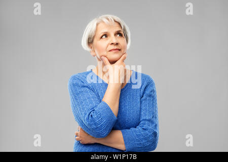 Portrait der älteren Frau in Blau Pullover denken Stockfoto