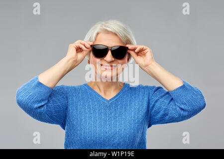 Lächelnd senior Woman in Black Sonnenbrille Stockfoto