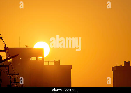 Am frühen Morgen Sonnenlicht auf großen Gebäuden. Stockfoto