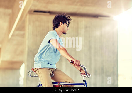 Hipster Mann reitet festen Gang Fahrrad Stockfoto