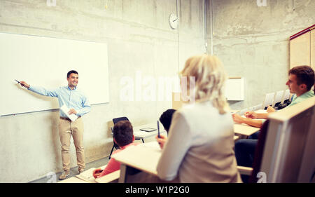 Gruppe von Studenten und Lehrer an der Vorlesung Stockfoto