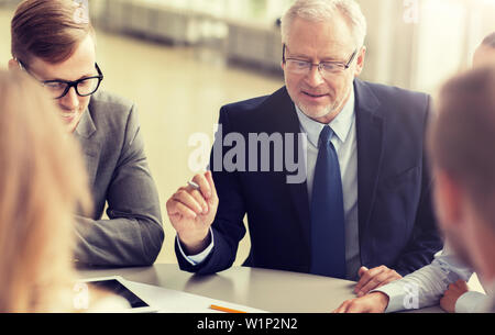 Architekten mit TabletPC und Blaupause im Büro Stockfoto