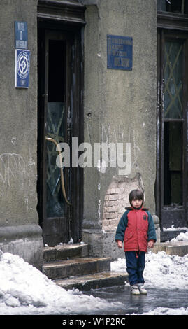 Am 28. März 1993 Ein kleiner Junge steht vor dem Eingang zum Hotel Central auf Zrinjskog Cumurija umbenannt (nach dem Krieg) während der Belagerung von Sarajevo. Stockfoto