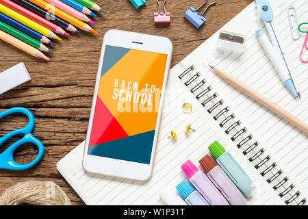 Zurück zu Schule Hintergrund Konzept. Mock up Handy für Ihr Kunstwerk mit Schule stationäre Objekte auf rostigen angefleht Hintergrund, Ansicht von oben flach Bac Stockfoto