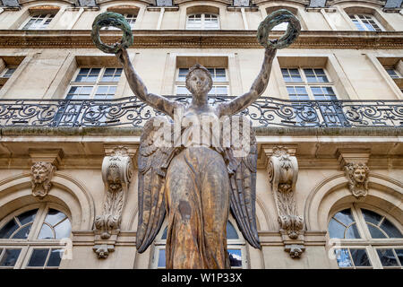 Louis Simon's Boizot "Sieg" Skulptur im Garten des Musée Carnavalet - jetzt das Museum der Französischen Geschichte, Marais, Paris, Frankreich Stockfoto