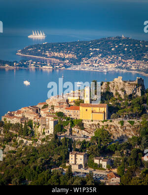 Am frühen Morgen Blick über Hügel Stadt Eze und der Cote d ' Azur, Provence, Frankreich Stockfoto