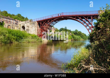 Ironbridge Shropshire die Ironbridge Bridge mit Reflexion über den Fluss Severn in der ironbridge Gorge Iron Bridge Shropshire england GB GB UK europe Stockfoto