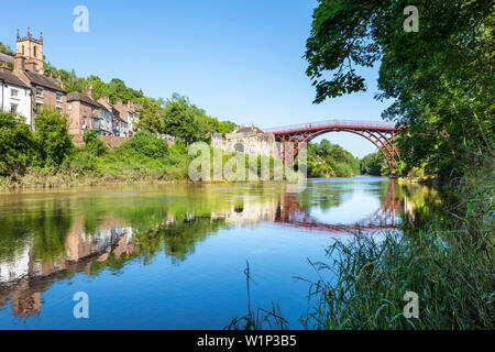 Ironbridge Shropshire die Ironbridge Bridge mit Reflexion über den Fluss Severn in der ironbridge Gorge Iron Bridge Shropshire england GB GB UK europe Stockfoto