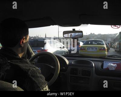 Taxifahrer und Stau auf der Galata-Brücke, Istanbul, Türkei Stockfoto