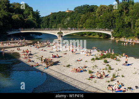 Baden in der Isar in München, Oberbayern, Deutschland, Europa Stockfoto