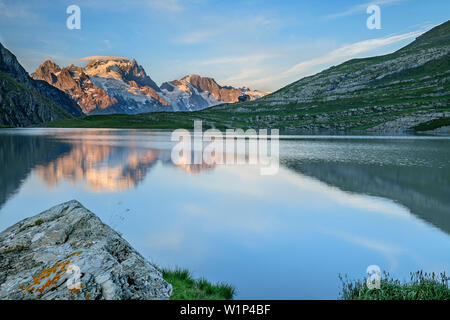 See Lac du Goleon mit Meije in Ecrins Region im Alpenglow, See Lac du Goleon, Nationalpark Ecrins, Dauphine, Dauphiné, Hautes Alpes, Frankreich Stockfoto