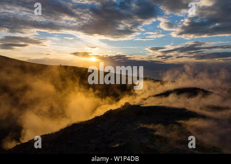 Schwefelsäure Dampf auf dem Kraterrand des Gran Cratere, Blick von der Insel Vulcano und Lipari, Salina, Lipari, Äolische Inseln, das Tyrrhenische Meer, Medi Stockfoto