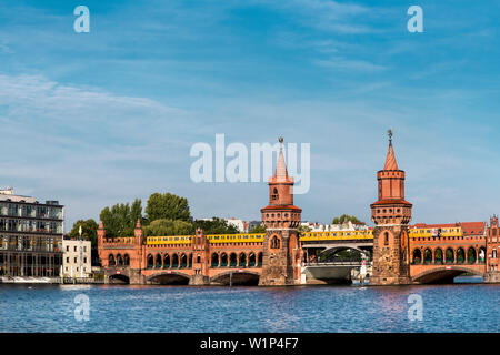 Oberbaumbrücke, Friedrichshain-Kreuzberg, Berlin, Deutschland Stockfoto