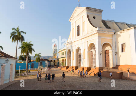 Iglesia Parroquial de la: Iglesia de Santisima Trinidad im Plaza Mayor im Hintergrund der Glockenturm des Museo Nacional de La Lucha, ehemals Iglesia y Convento Stockfoto