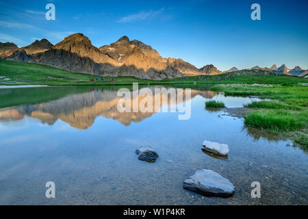 See Lac Cerces mit Grand Galibier und Aiguilles d'Arves, See Lac Cerces, Dauphine, Dauphiné, Hautes Alpes, Frankreich Stockfoto