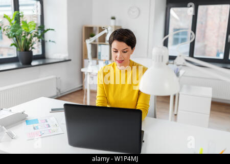 Kreative Frau, die auf der Benutzeroberfläche im Büro Stockfoto