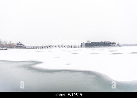 17 Bogen Brücke zu Nanhu Insel, neuer Sommerpalast in Peking im Winter, gefroren Kunming See, China, Asien, UNESCO Weltkulturerbe Stockfoto