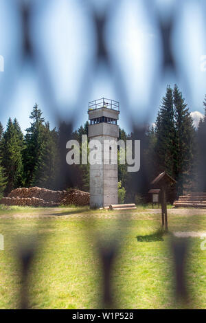 01 Juli 2019, Sachsen-Anhalt, Sorge: Blick durch die alten Grenzzaun zu einem ehemaligen Wachturm an der Grenze Museum. Das Museum befindet sich direkt am grünen Gürtel befindet. Foto: Klaus-Dietmar Gabbert/dpa-Zentralbild/ZB Stockfoto