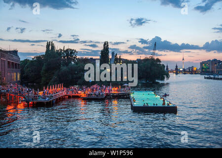 Badeschiff im Fluss Spree bei Sonnenuntergang, Badeschiff, Berlin, Germany Stockfoto