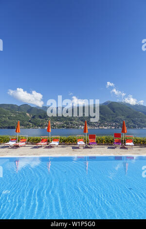Schwimmbad in Portese, Blick auf Gardone Riviera am Gardasee, Nördliche Italienische Seen, Lombardei, Norditalien, Italien, Südeuropa, Europa Stockfoto