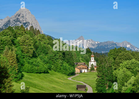 Straße in Richtung Dorf Wamberg, Waxenstein und Daniel im Hintergrund, Wamberg, Wettersteingebirge, Werdenfels, Oberbayern, Bayern, Deutsch Stockfoto