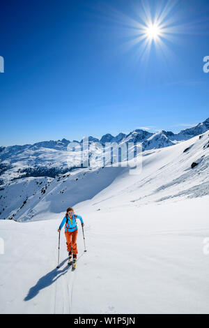 Frau backcountry Skiing aufsteigender Richtung Soemen, Soemen, Sellrain, Stubaier Alpen, Tirol, Österreich Stockfoto