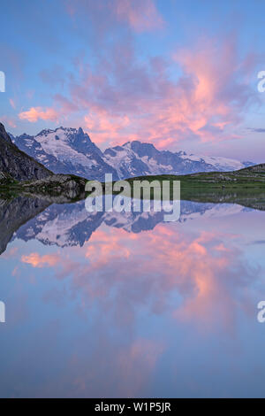 Stimmung der Wolken über dem See Lac du Goleon mit Hütte Refuge du Goleon und Blick richtung Meije in Ecrins region, See Lac du Goleon, Nationalpark Ecrins, D Stockfoto