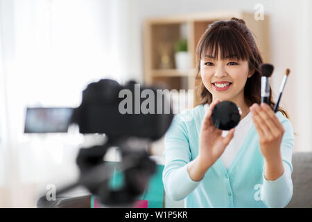 Weibliche Schönheit Blogger machen Video zu bilden. Stockfoto
