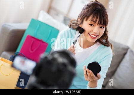 Weibliche Schönheit Blogger machen Video zu bilden. Stockfoto