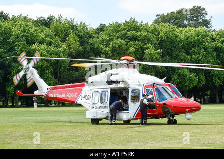 London, Großbritannien. Vom 3. Juli 2019. Eine Küstenwache Rettungshelikopter wartet von Regent's Park zu nehmen nach dem Sammeln von einem akuten Transport Service (Katzen) Ambulanz im Namen der in der Nähe der Great Ormond Street Hospital. Wird der Hubschrauber machen die Reise eines kranken Kindes, die für die Behandlung in der Great Ormond Street wird als Reisen mit dem Auto gebracht werden, zu sammeln, zu lange dauern würde. Credit: Stephen Chung/Alamy leben Nachrichten Stockfoto