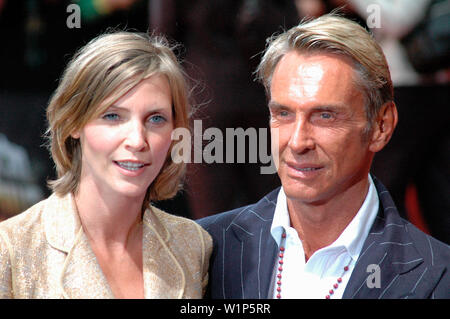 Nadja Auermann, Wolfgang Joop - Premiere des Spielfilms "Krieg der Welten" am 14. Juni 2005 im Musical-Theater am Marlene Dietrich-Platz, Potsdamer Pl Stockfoto