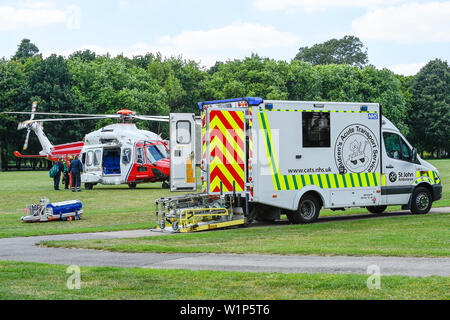 London, Großbritannien. Vom 3. Juli 2019. Medizinische Ausrüstung ist von einem akuten Transport Service (Katzen) Ambulanz im Namen der in der Nähe der Great Ormond Street Hospital zu einer Küstenwache Rettungshubschrauber, die darauf wartet, von Regent's Park zu übertragen werden entfernt. Wird der Hubschrauber machen die Reise eines kranken Kindes, die für die Behandlung in der Great Ormond Street wird als Reisen mit dem Auto gebracht werden, zu sammeln, zu lange dauern würde. Credit: Stephen Chung/Alamy leben Nachrichten Stockfoto