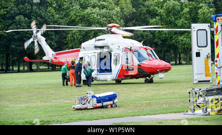 London, Großbritannien. Vom 3. Juli 2019. Medizinische Ausrüstung ist von einem akuten Transport Service (Katzen) Ambulanz im Namen der in der Nähe der Great Ormond Street Hospital zu einer Küstenwache Rettungshubschrauber, die darauf wartet, von Regent's Park zu übertragen werden entfernt. Wird der Hubschrauber machen die Reise eines kranken Kindes, die für die Behandlung in der Great Ormond Street wird als Reisen mit dem Auto gebracht werden, zu sammeln, zu lange dauern würde. Credit: Stephen Chung/Alamy leben Nachrichten Stockfoto