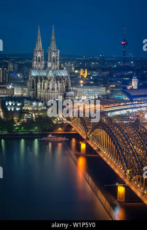 UNESCO Welterbe Kölner Dom in der Dämmerung, Hohenzollern Brücke über Rhein, Köln, Nordrhein-Westfalen, Deutschland Stockfoto