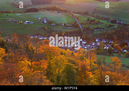 Blick von der Bruchhauser Steine zu Bruchhausen Dorf, in der Nähe von Olsberg, Rothaarsteig, Rothaargebirge, Sauerland, Nordrhein-Westfalen, Ge Stockfoto