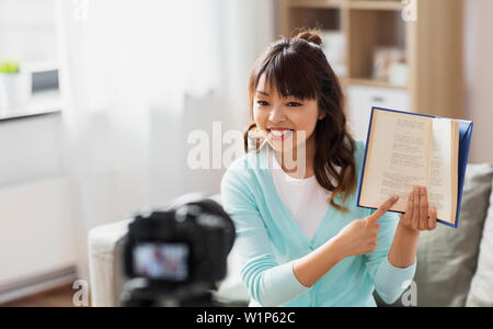 Asiatische Frau Blogger machen Video Review von Buch Stockfoto